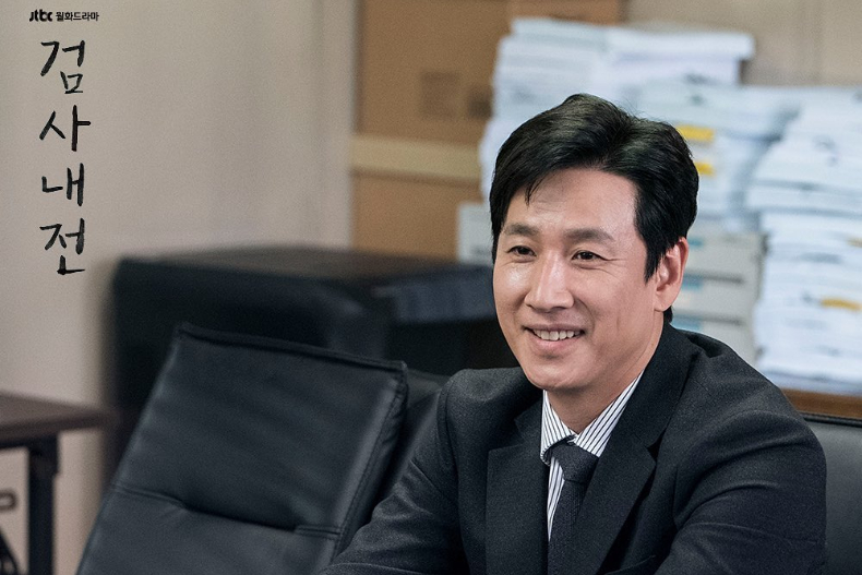 《法錢》講述一位隱遁型商人恩勇(李善均 飾)賭上一切、毫不猶豫地去對抗與法律勾結的金錢犯罪集團,與支持自己的人並肩作戰的痛快復仇故事。