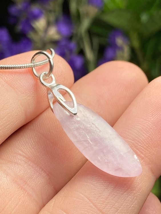 紫鋰輝石也可以令你遇到愛護自己或提攜自己的男性