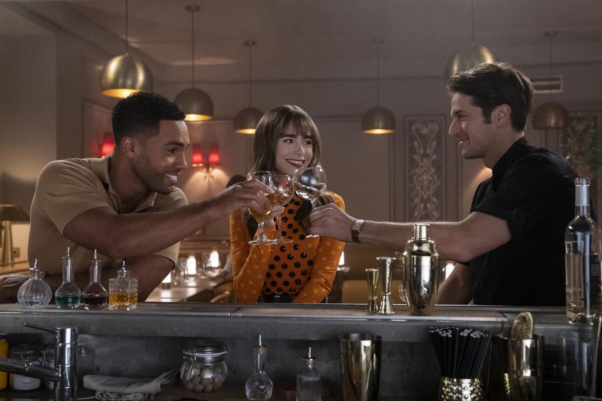 去酒吧一年1萬港元。