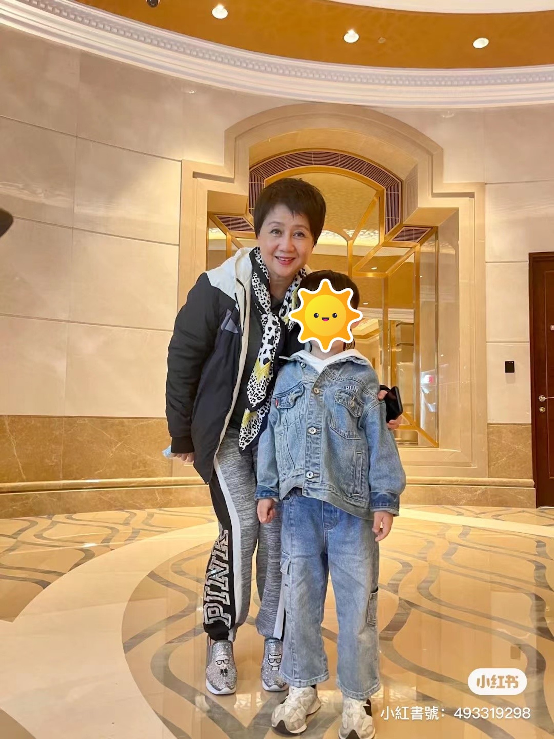 四太梁安琪與小朋友合照時更主動踎低彎腰,相當貼心。