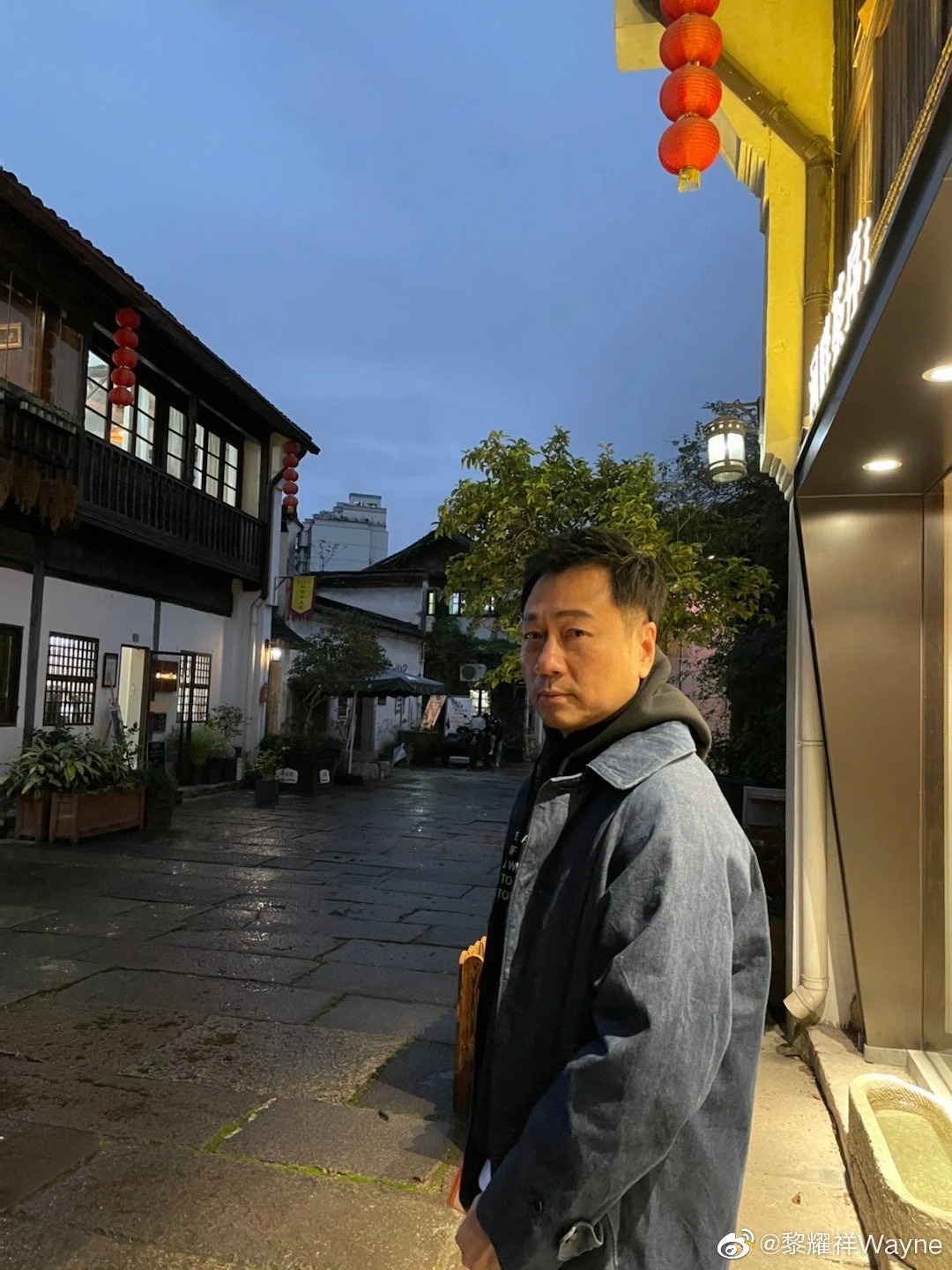 拍攝期間馮素波因被馬騮咬傷需要送院,她指是黎耀祥陪她入院又幫忙打點
