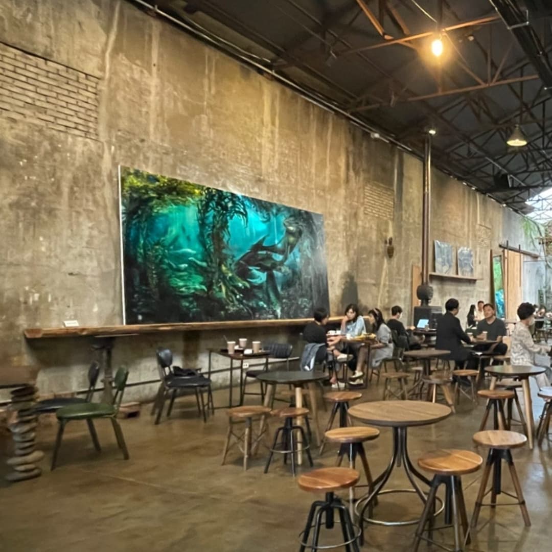 這間位於聖水洞的大林倉庫咖啡店主打工業風。