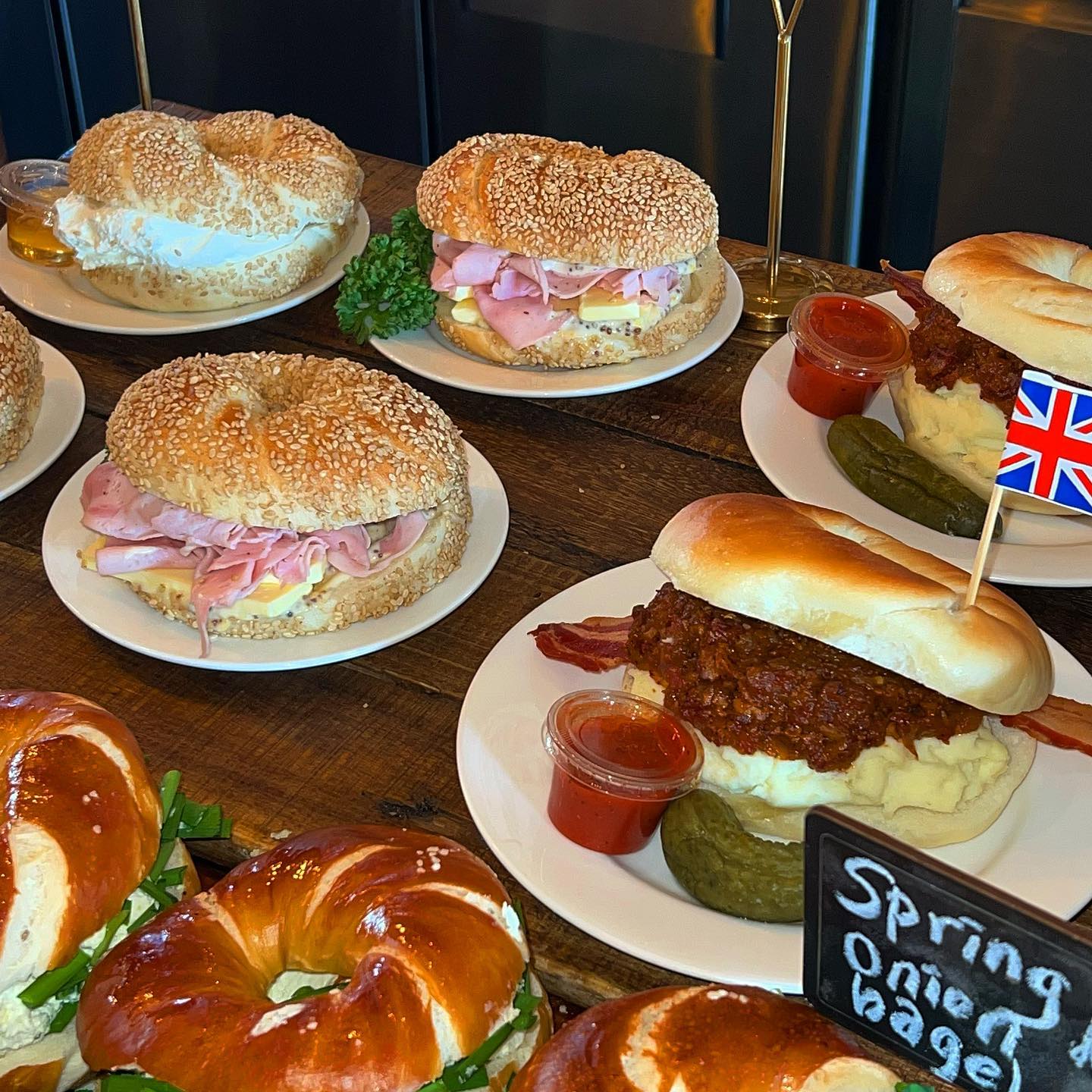 每款都具有特色：薯仔芝士、蔥油椒鹽、黑巧克力等！樣樣都是人氣之選！