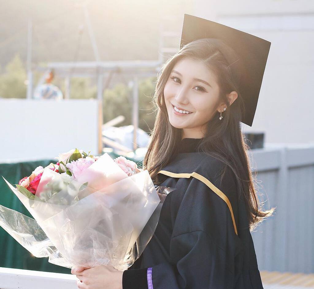 沈殷怡考獲全額獎學金升讀上海復旦大學法律系,畢業後則選擇返港入讀中文大學法學碩士。