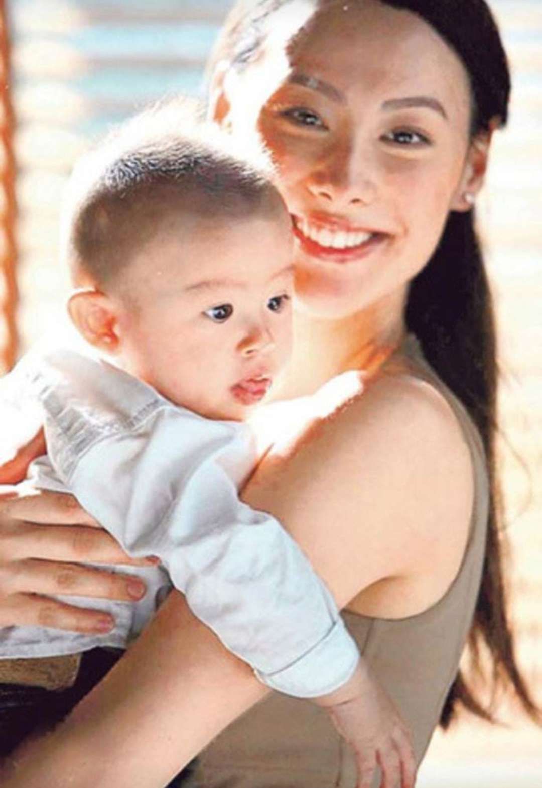 2009年,梁洛施在加拿大為李澤楷誕下長子李長治