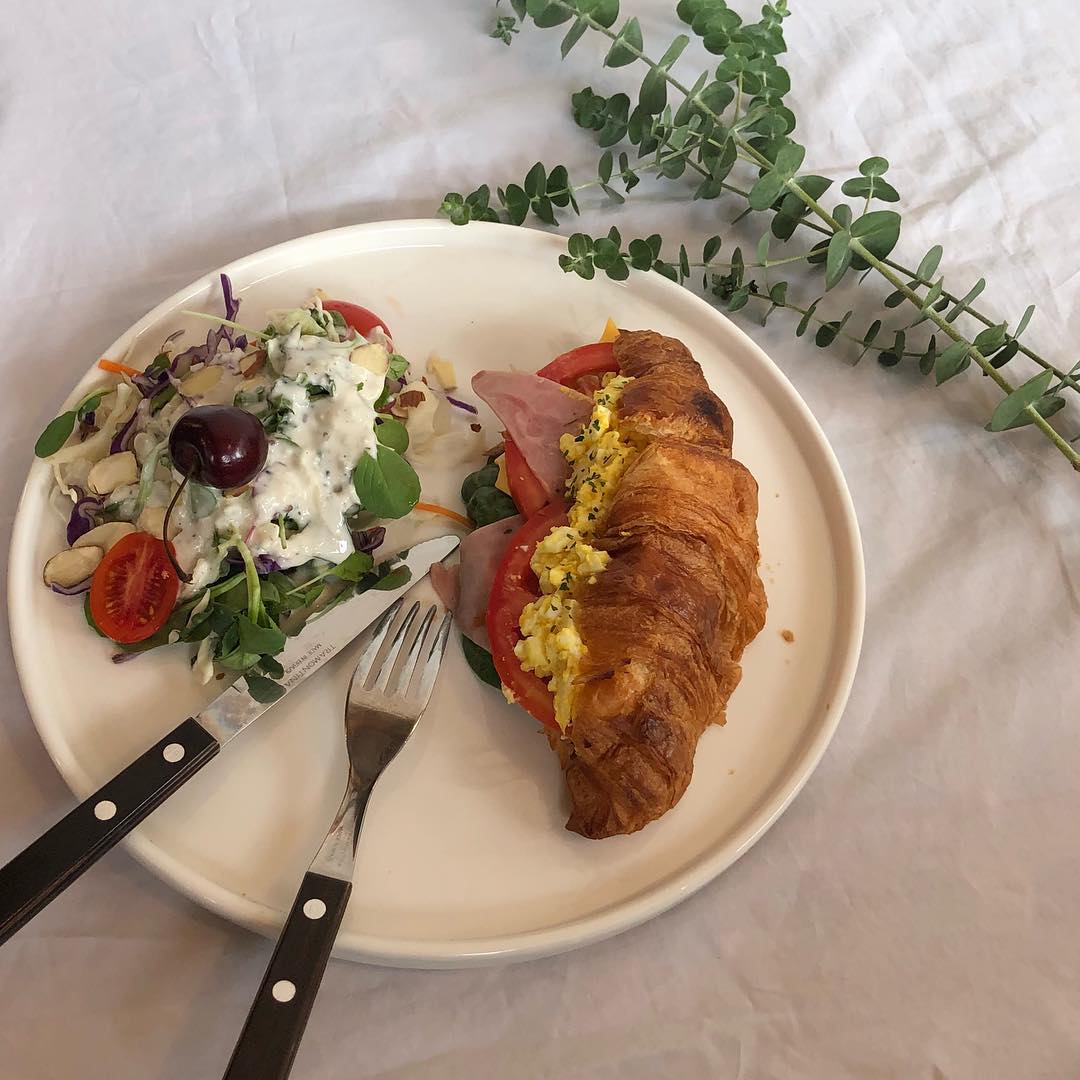 聞著迷人花香喝杯咖啡，真的令人心曠神怡！