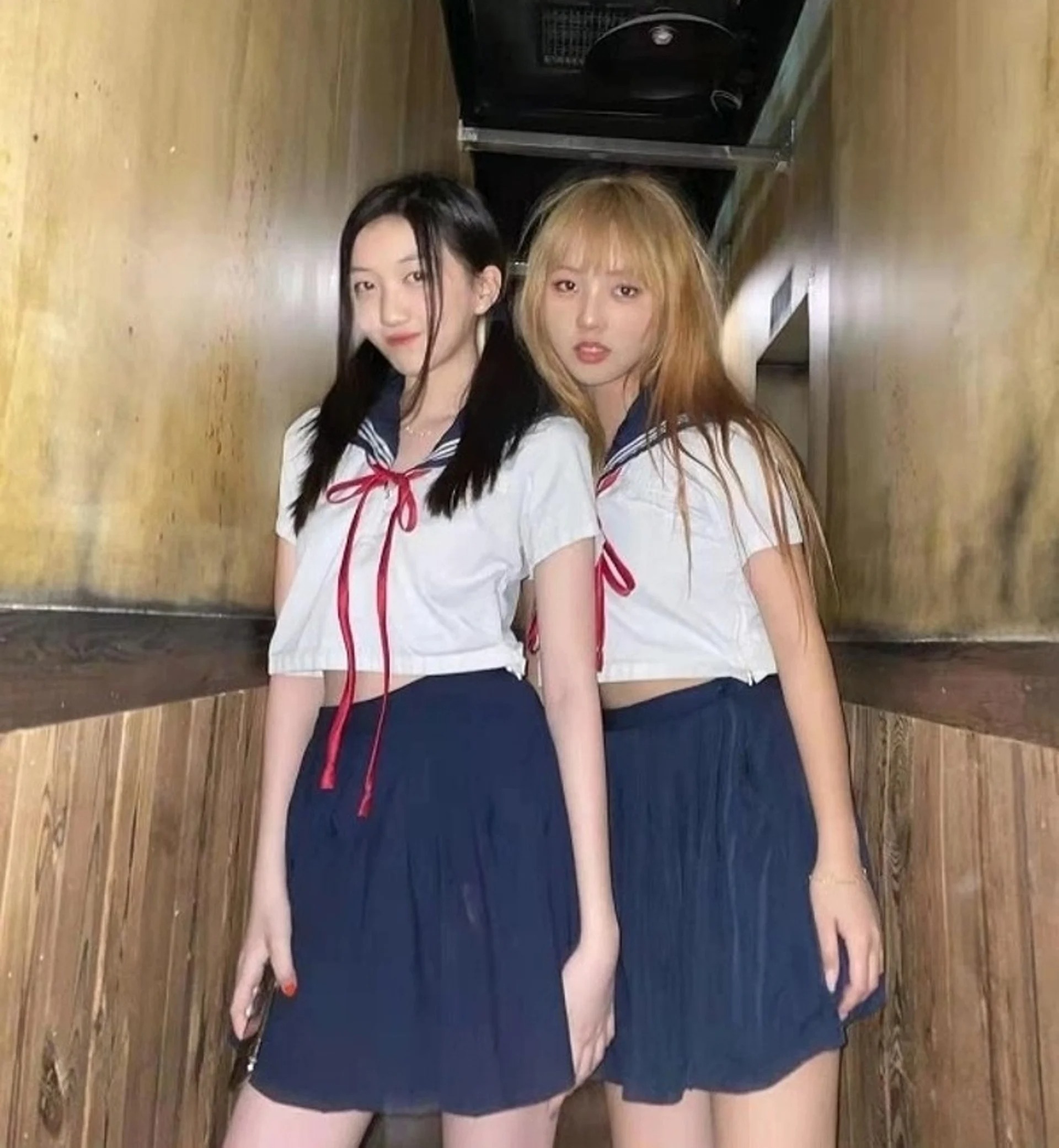 一些網民認為李嫣的裝扮不符合她年紀