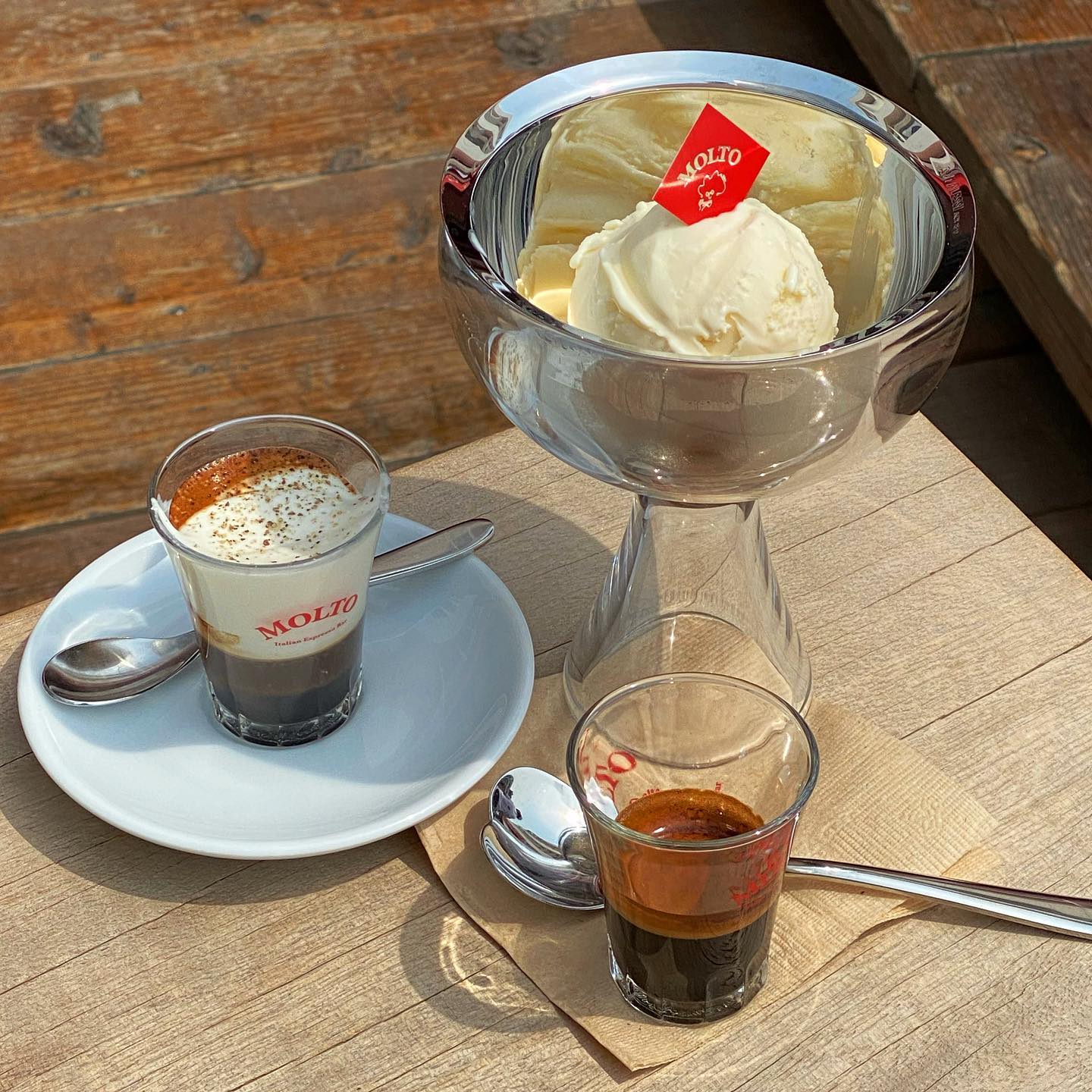 招牌咖啡caffee sale在濃縮咖啡的基礎上加入鹽分，喝起來鹹甜苦口，滿足客人多層次口味的需求！