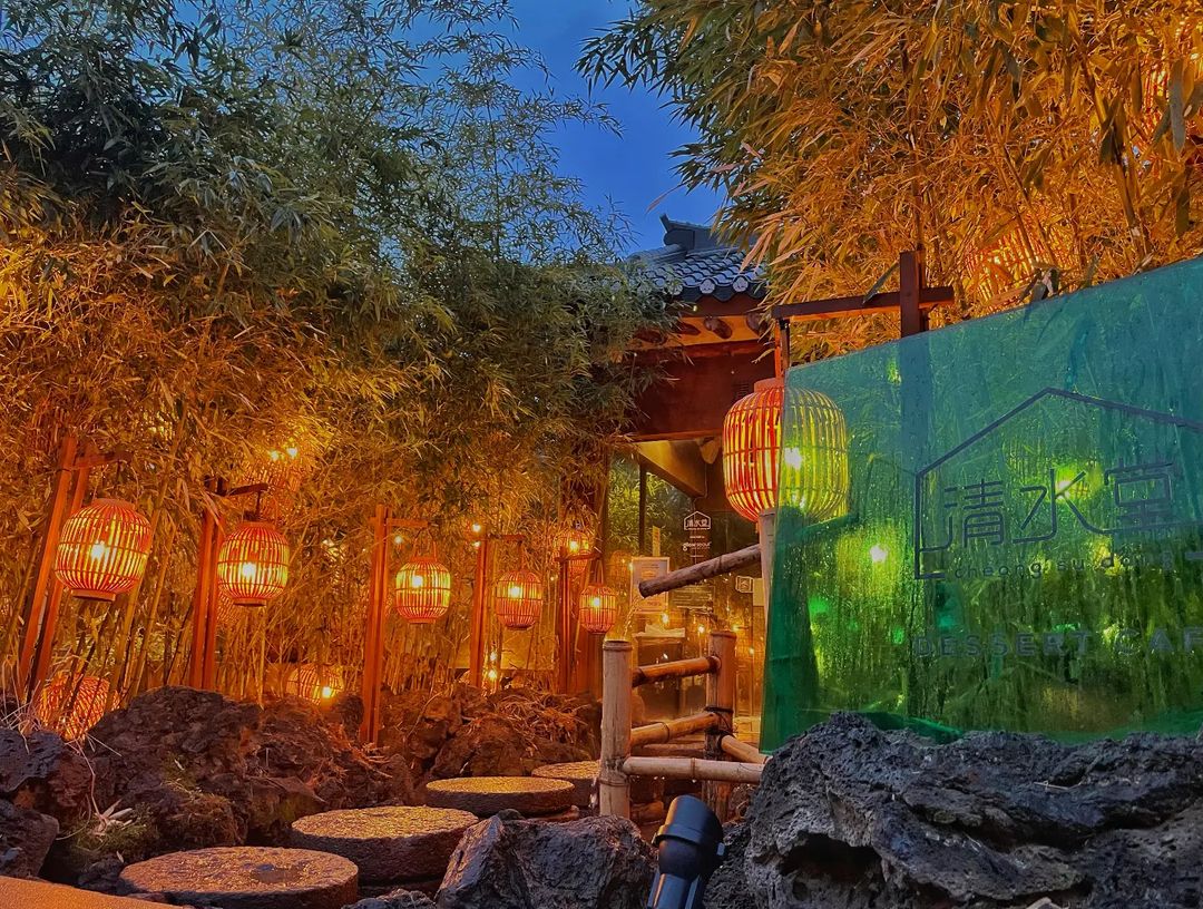 天黑時更會亮起燈籠，充滿韓國文化風情！