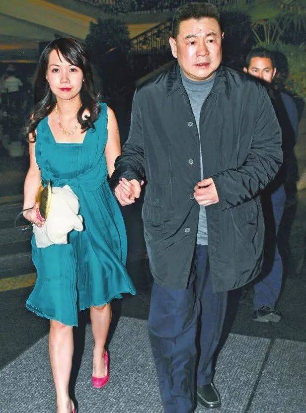 劉鑾雄與呂麗君拍拖多年,當年呂麗君深得大劉寵愛,獲贈無數名貴珠寶手袋,大量現金及豪宅,總值超過20億港幣。