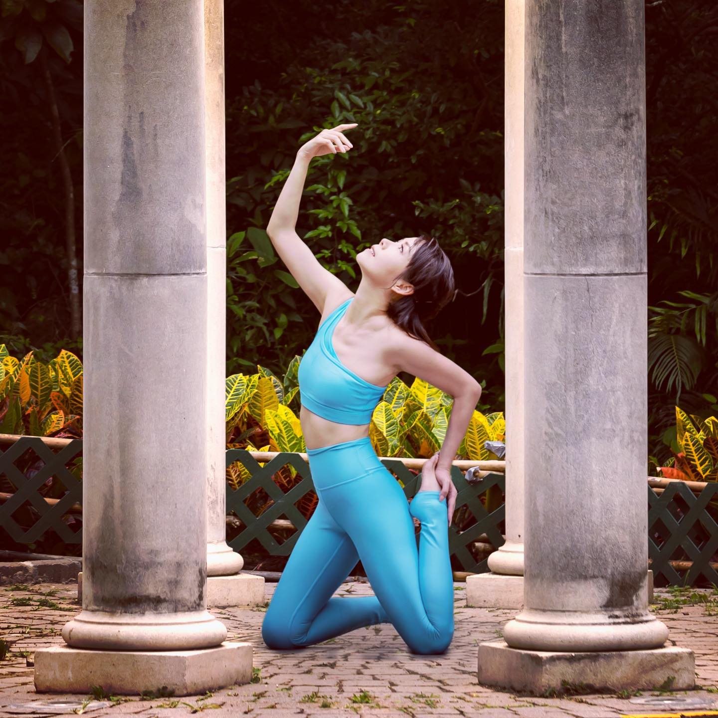 呂麗君不時分享做瑜伽的相片。