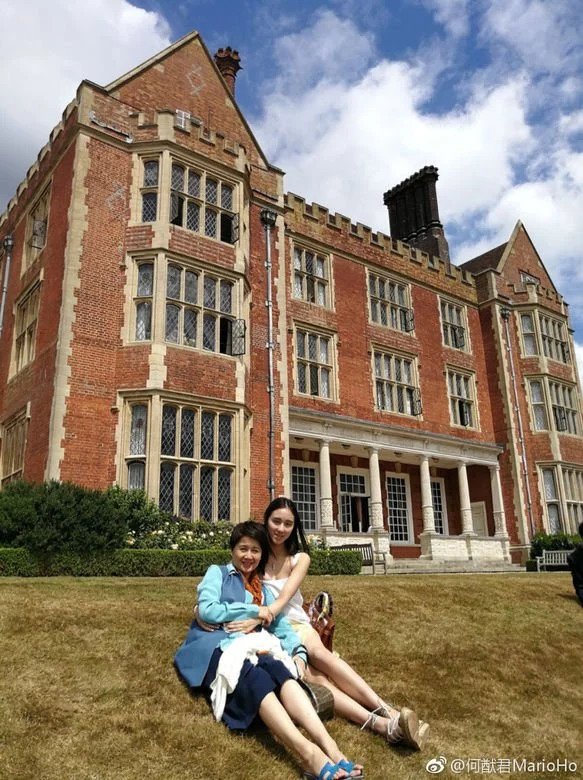 何超欣獲得美國麻省理工學院修讀建築及管理雙學位。