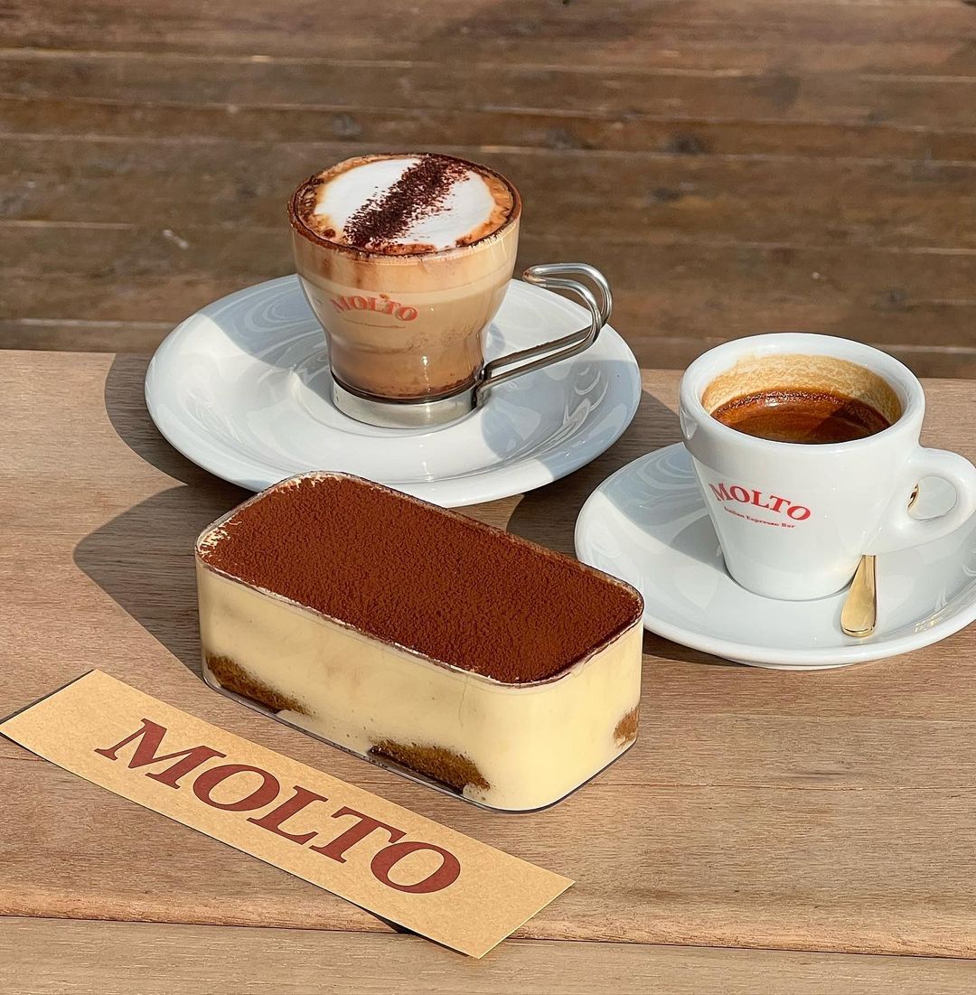 店舖設計以復古風為主，餐具上都印有紅色「Molto」字眼。