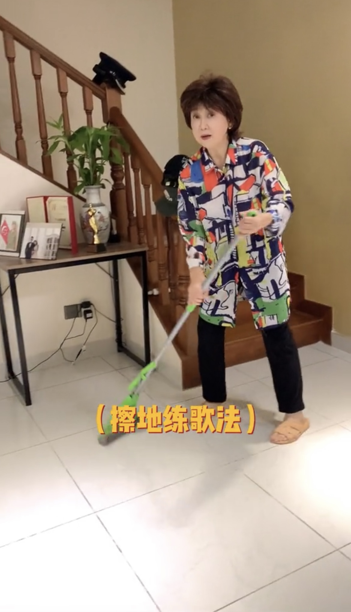 可見獨立屋有兩層半,以簡約樸質的設計爲主。