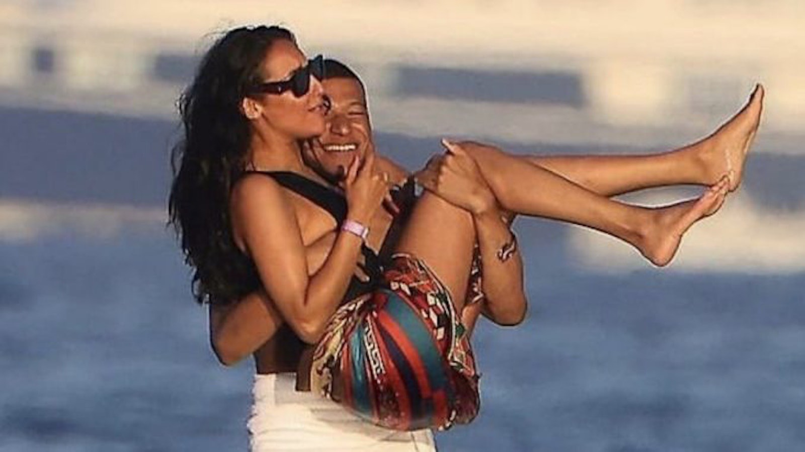 麥巴比今年5月與32歲模特兒Ines Rau在遊艇玩樂