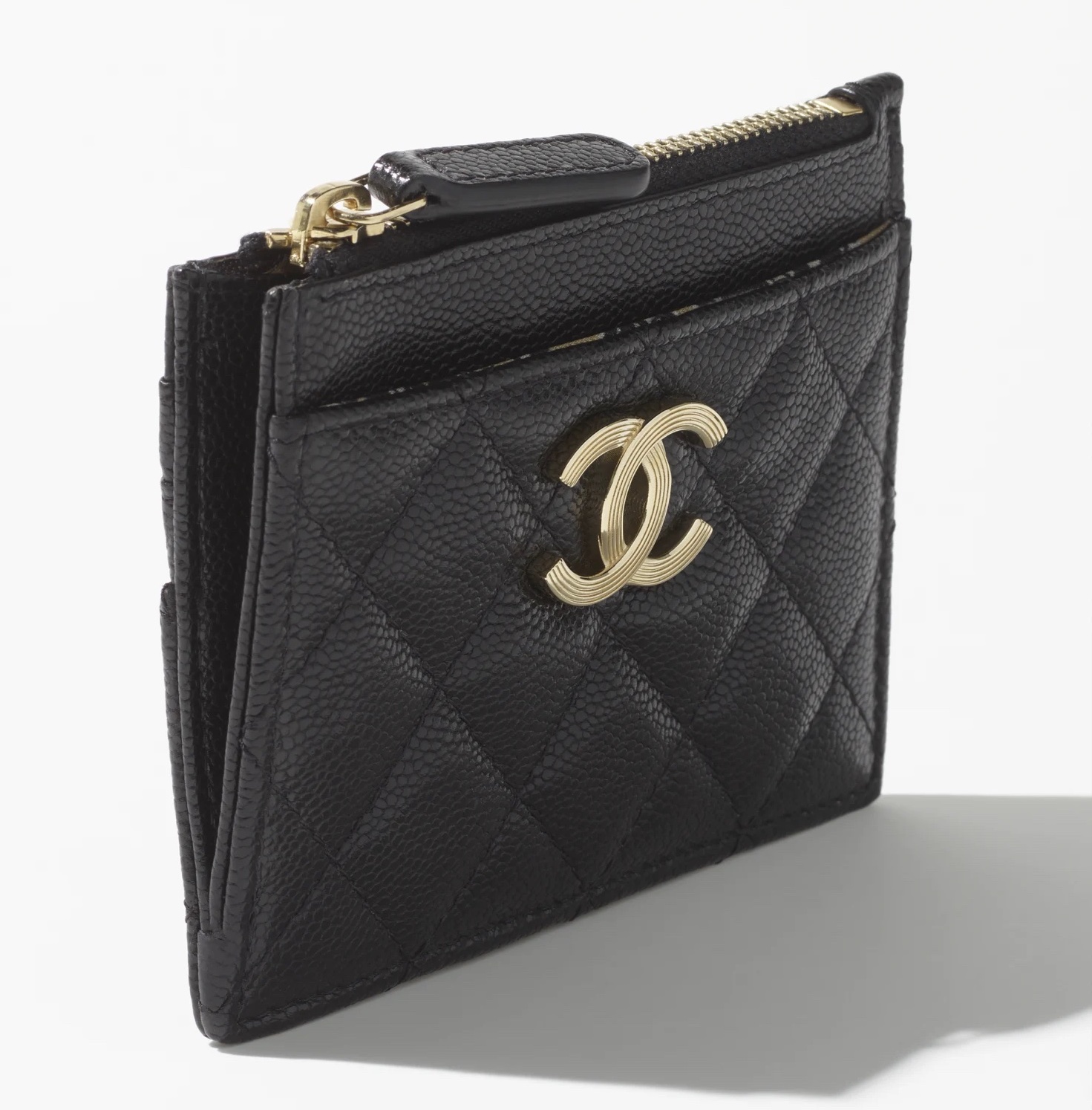 特別選用防刮的荔枝牛皮,搭配金色的Chanel Logo