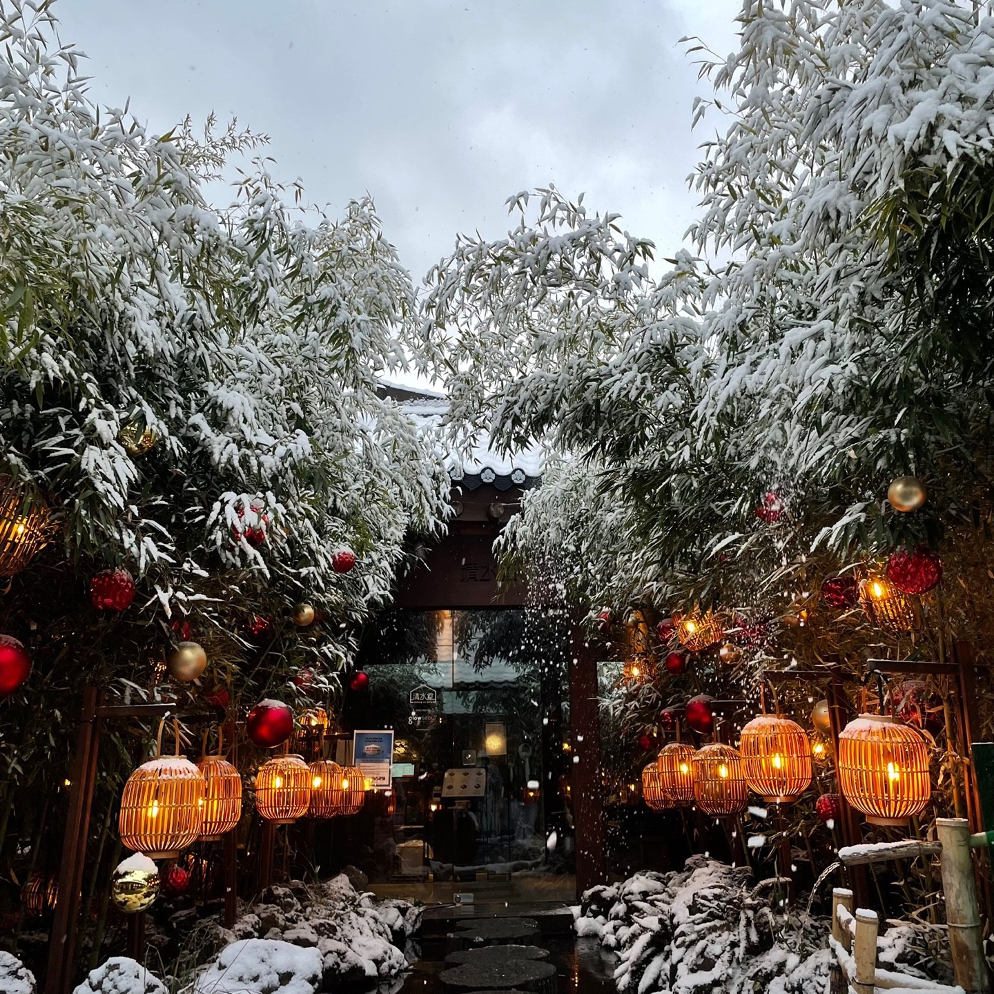 這間隱身在益善洞內的咖啡廳，店舖設計為園林風情。