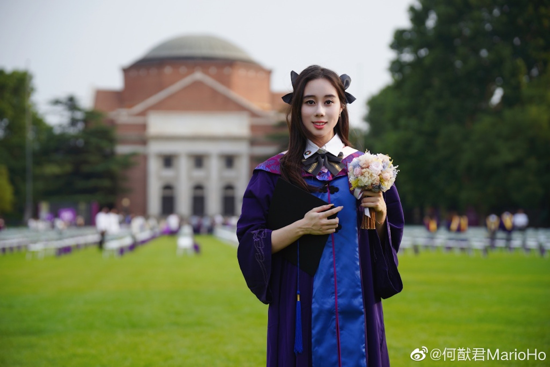 學士學位畢業後，何超欣被清華大學蘇世民書院取錄，修讀中國公共政策的碩士課程。