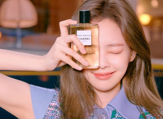 在沐浴之後,可以塗上身體潤膚乳或在頸部、手腕等會噴香水的位置加強保濕。