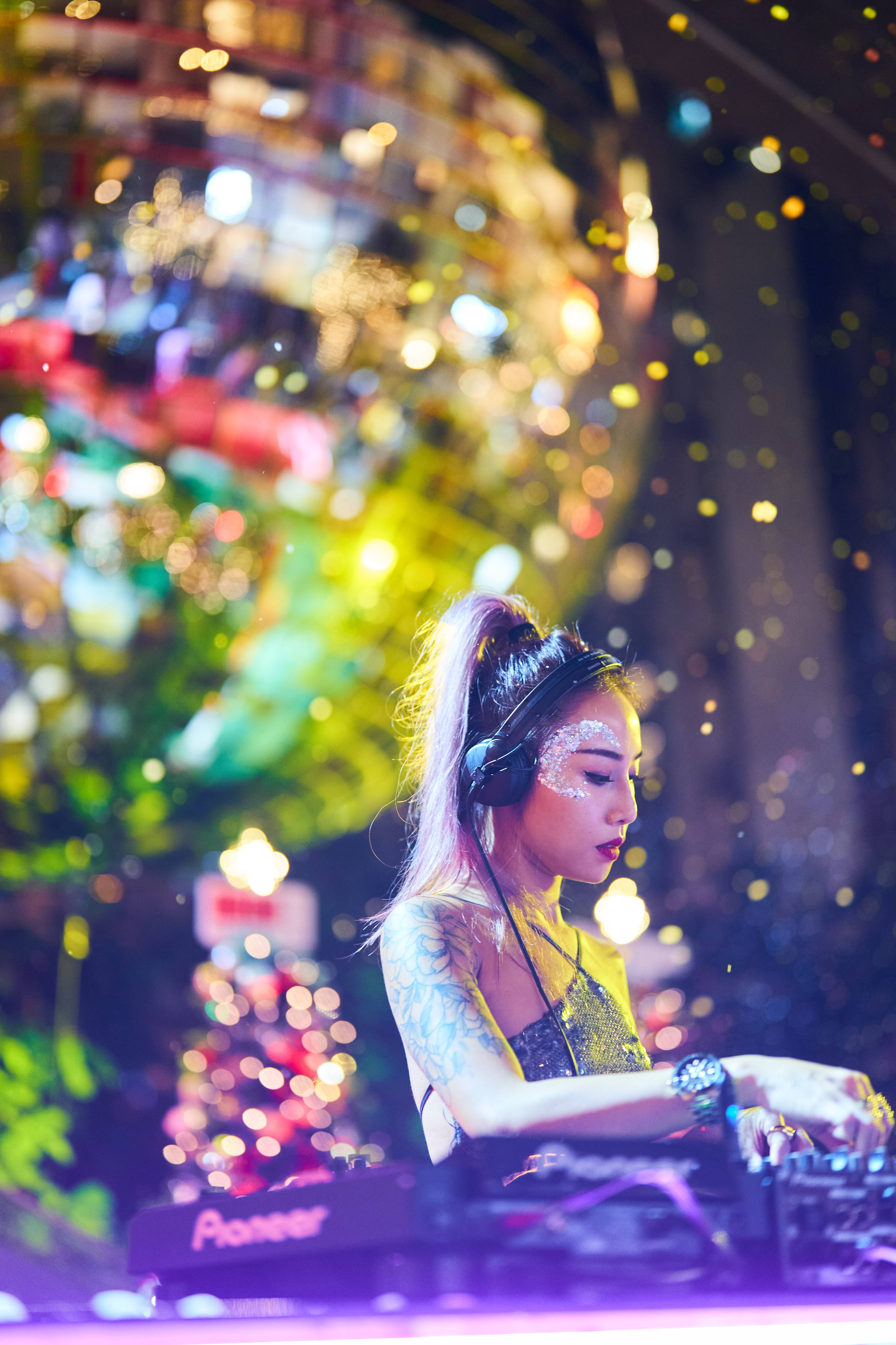 其中節目會有DJ現場打碟