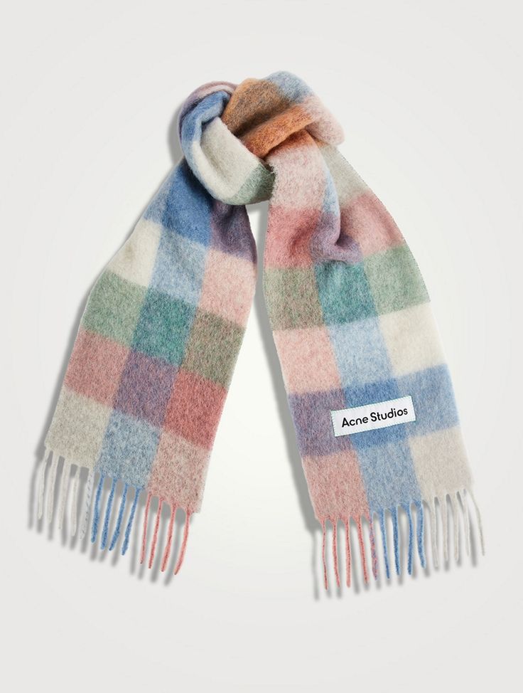 這款圍巾由多款顏色拼接而成的格子圖案為核心,在搭配上柔軟暖和的質感,讓人愛不釋手!