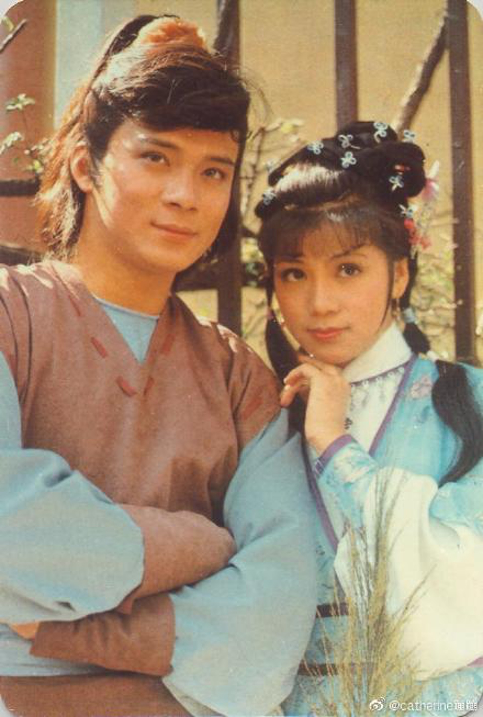 她以亮麗的外貌及精湛的演技,將黃蓉演繹得活靈活現,演藝事業也達到巔峰!