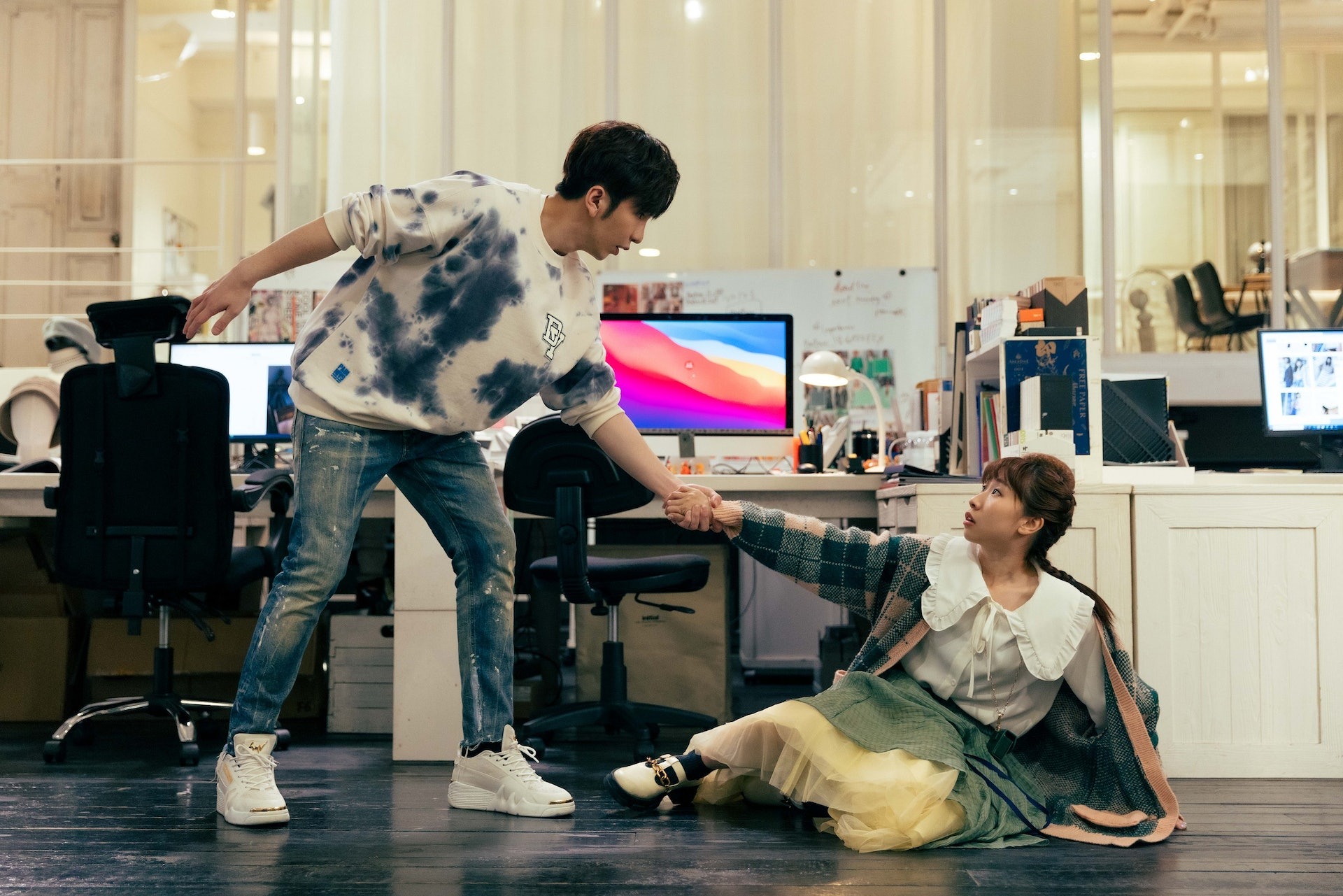 如果有一人犯規需要全體受罰,在這相處過程中慢慢由陌生人到變親暱的故事。