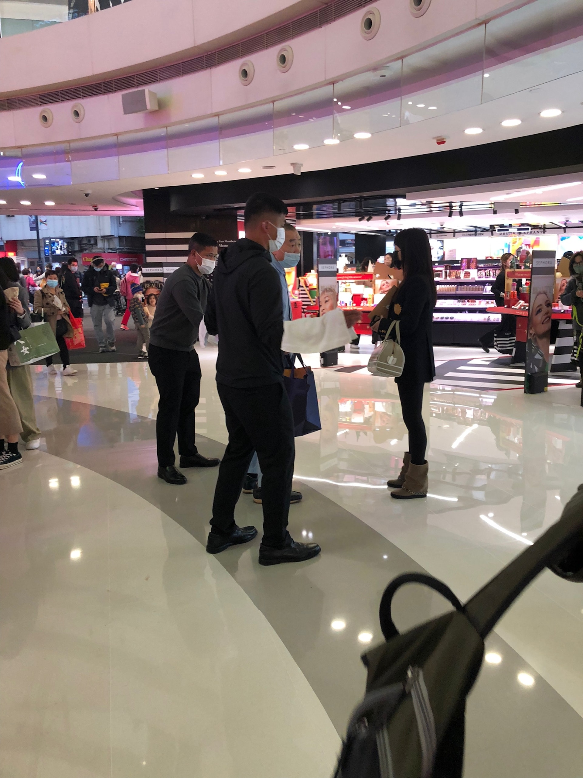 劉鑾雄與呂麗君在3名保鑣的陪同下,現身銅鑼灣皇室堡。