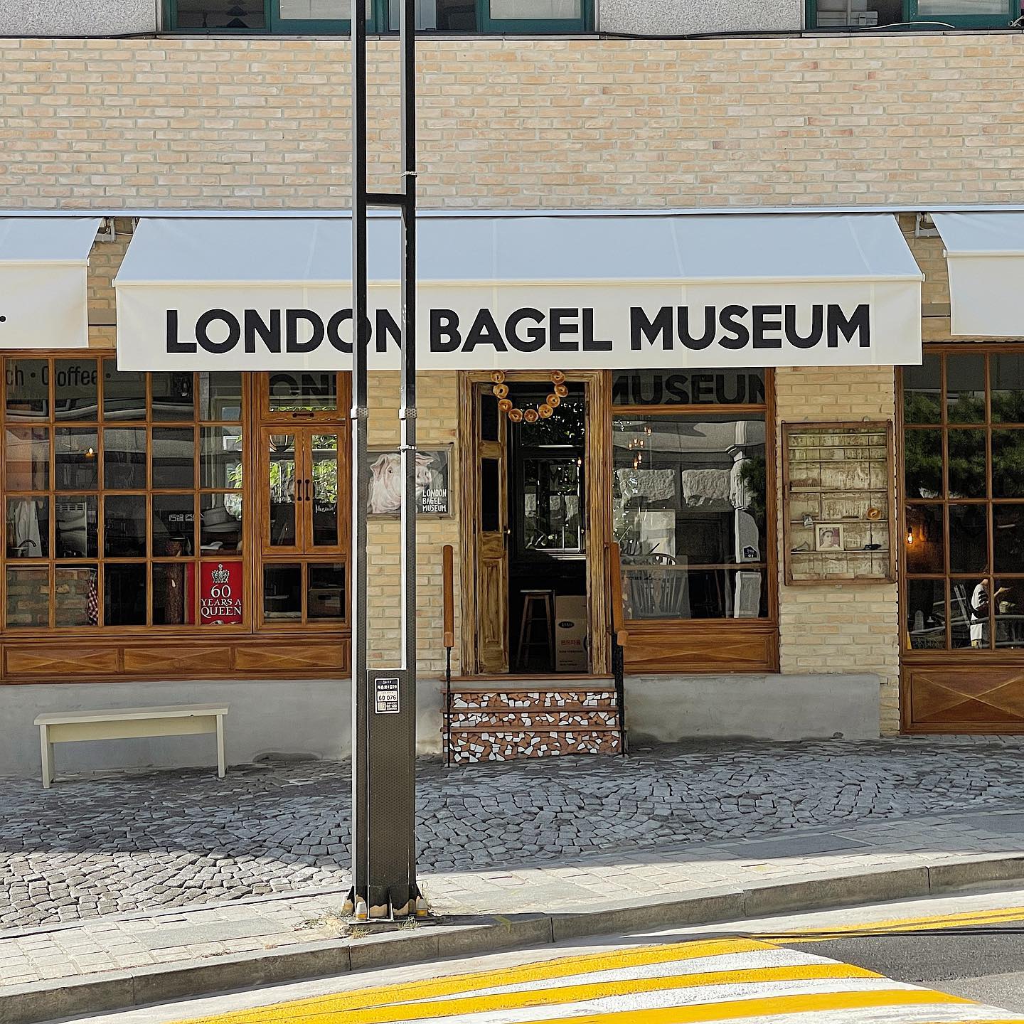 這間位於狎鷗亭的London Bagel Museum是當地熱門的打卡咖啡店之一。