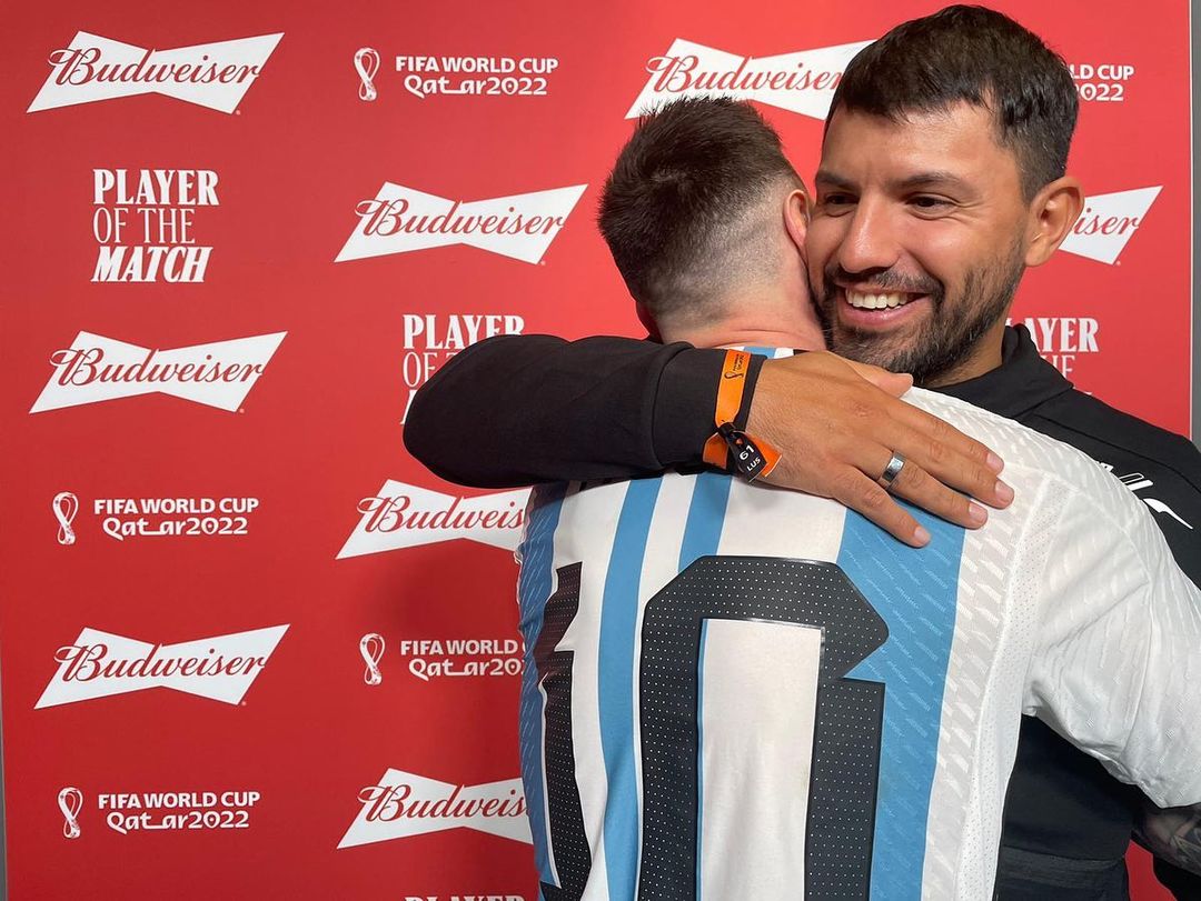 阿古路向美斯頒發最佳球員獎項