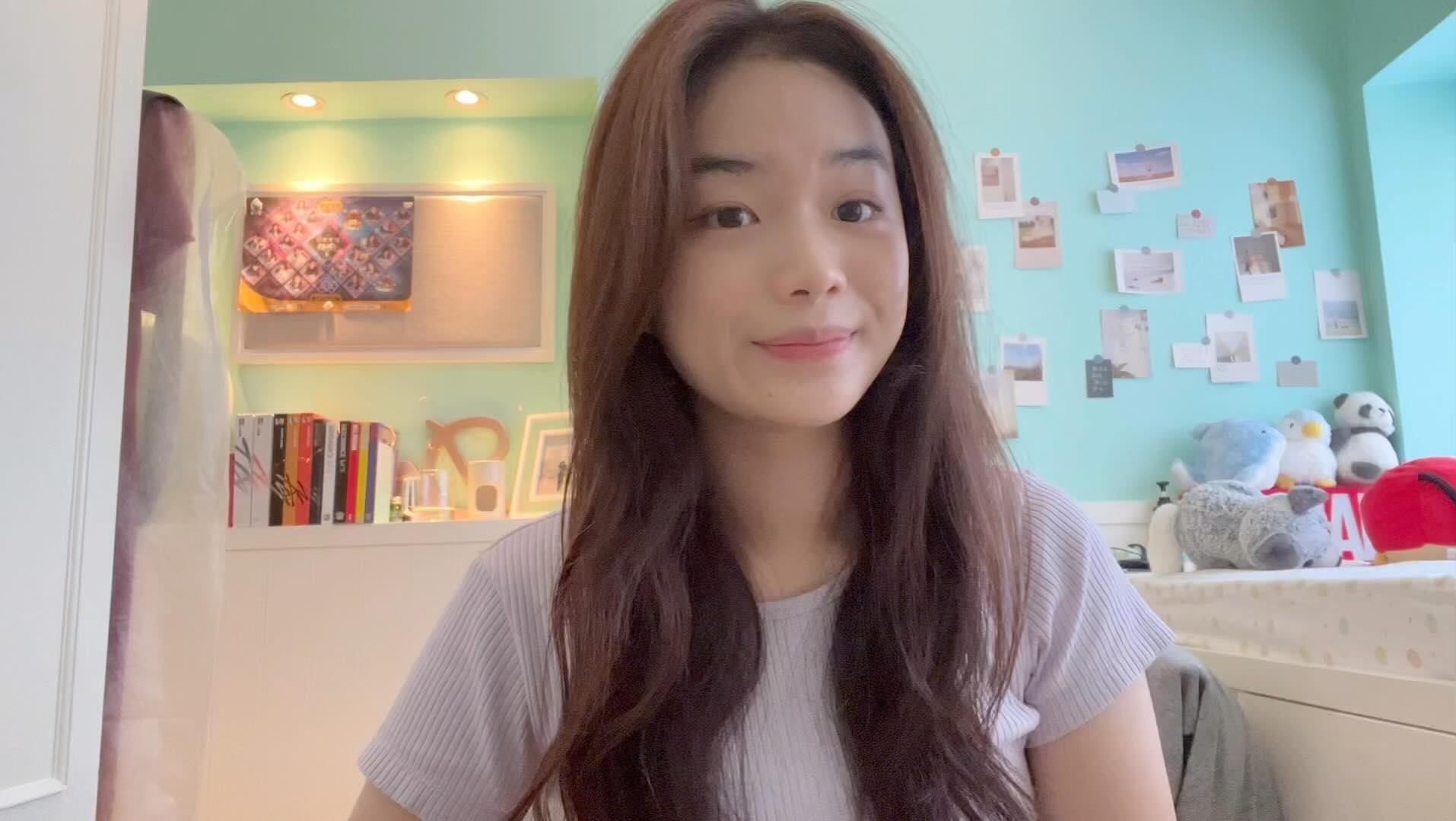 Jasmine任暟晴素顏突顯出他的稚氣。