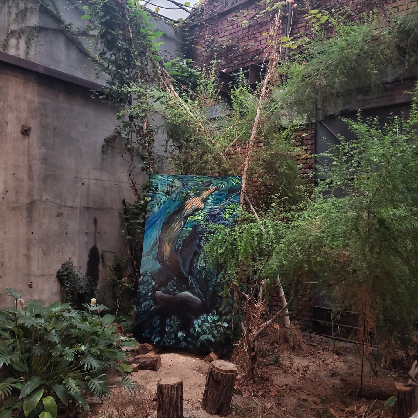 店舖空間分為咖啡廳、餐廳及藝廊，展出了不少別具風格的藝術作品，更開放給客人免費參觀。