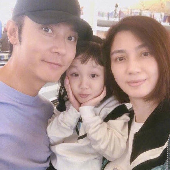 洪欣2009年與小10歲的張丹峰結婚育有一女