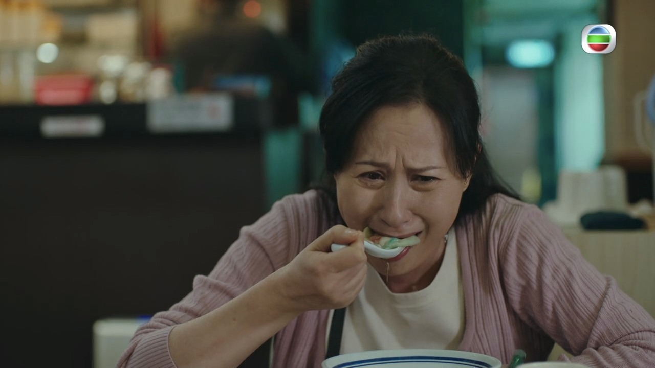 江欣燕看到丈夫已展開新的生活，只是茫然含淚地吃餃子。