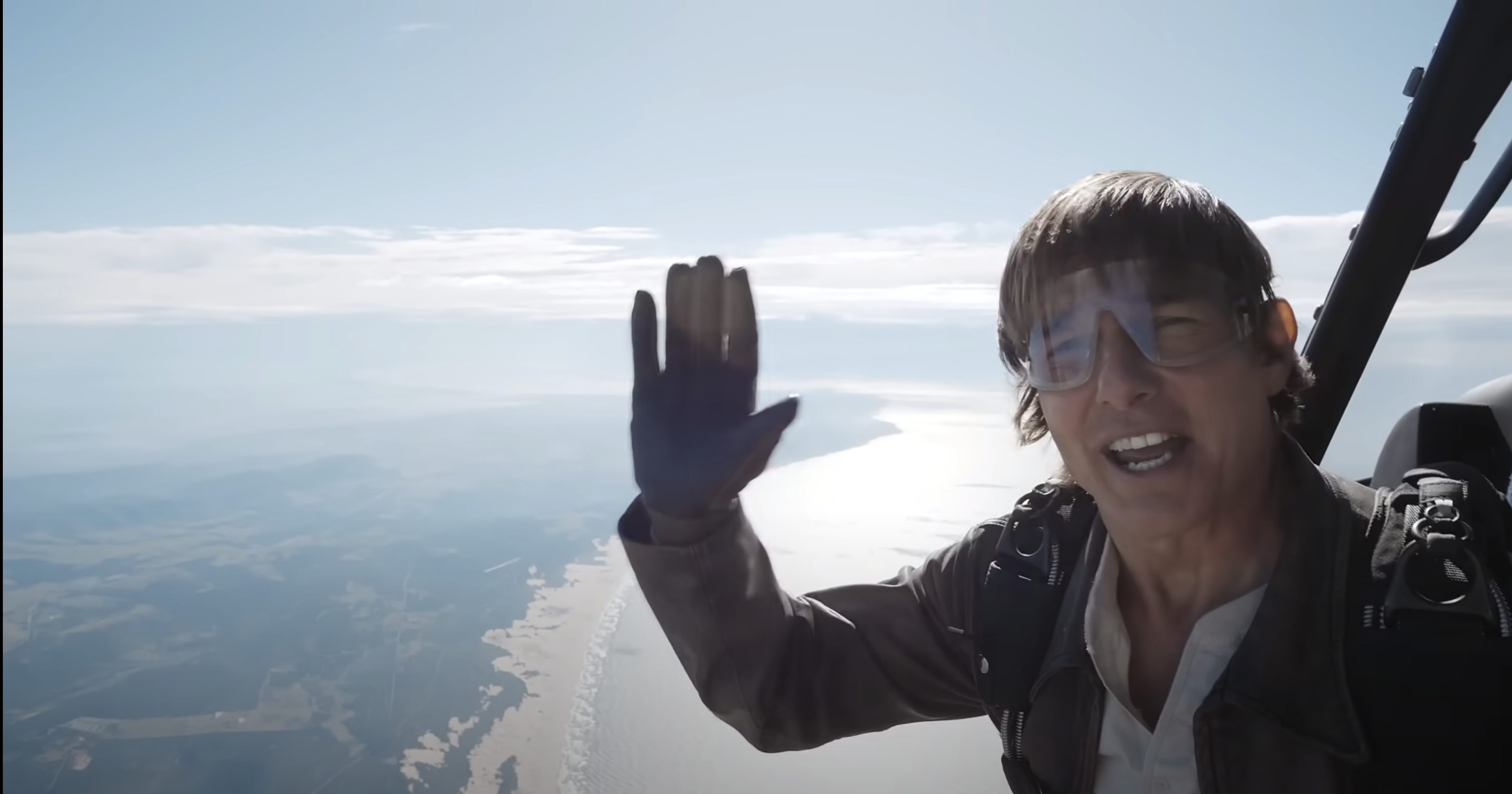 湯告魯斯全程輕鬆，一邊急速下墜，一邊向影迷答謝，實在令人佩服！