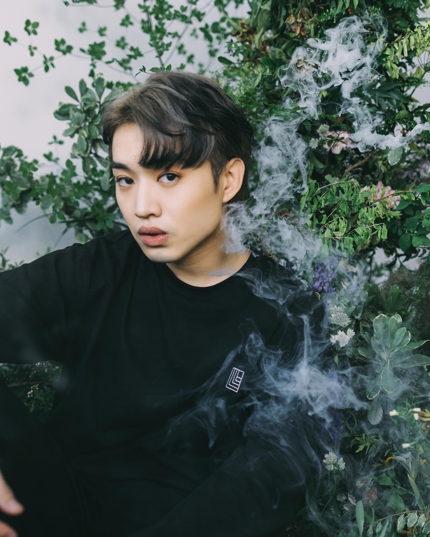 早前Jer的造型在拍劇期間曝光,不少粉絲都認為與「水島太太」很相似。