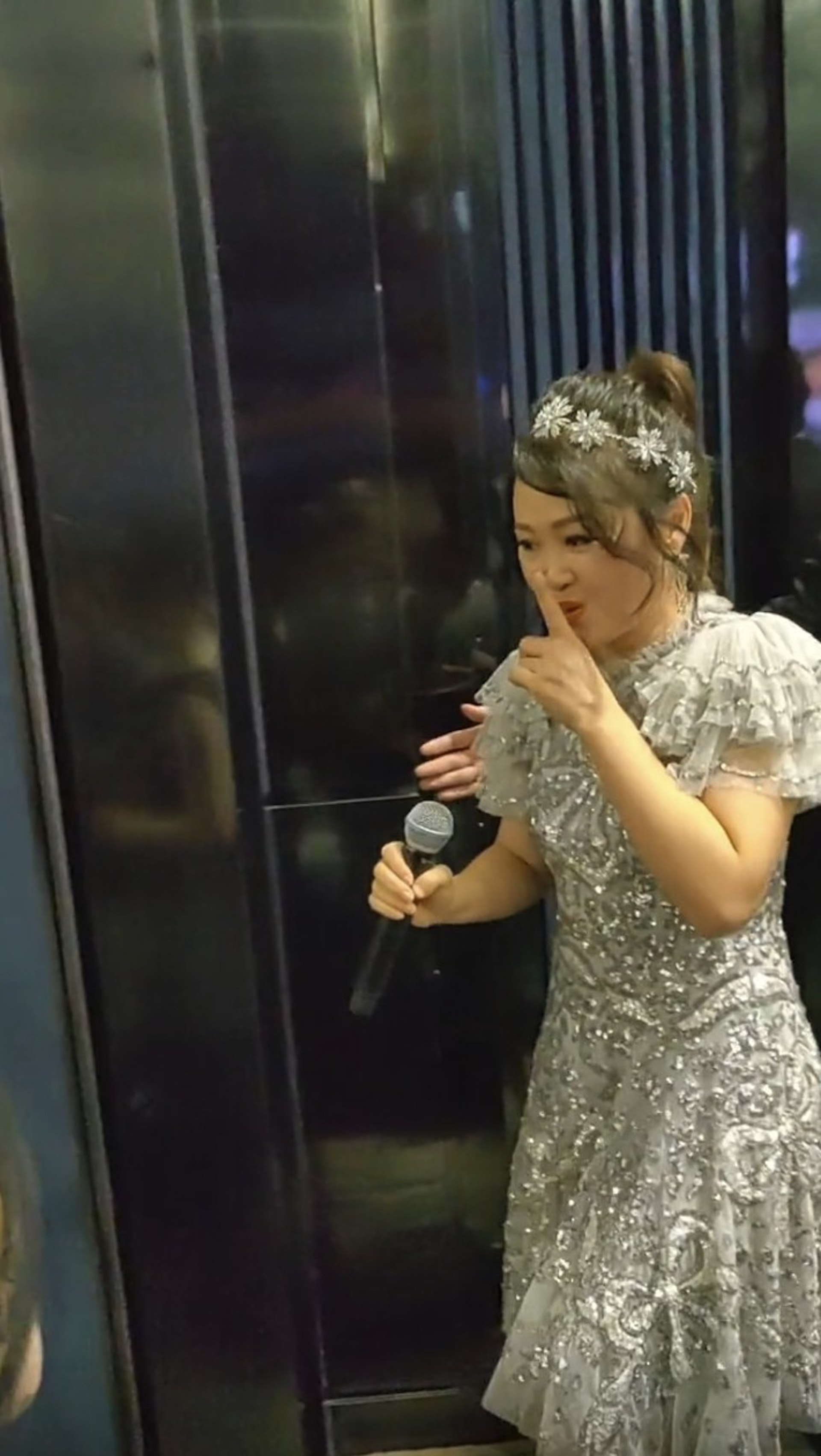 梁小冰不但手臂粗壯，更驚現雙下巴！