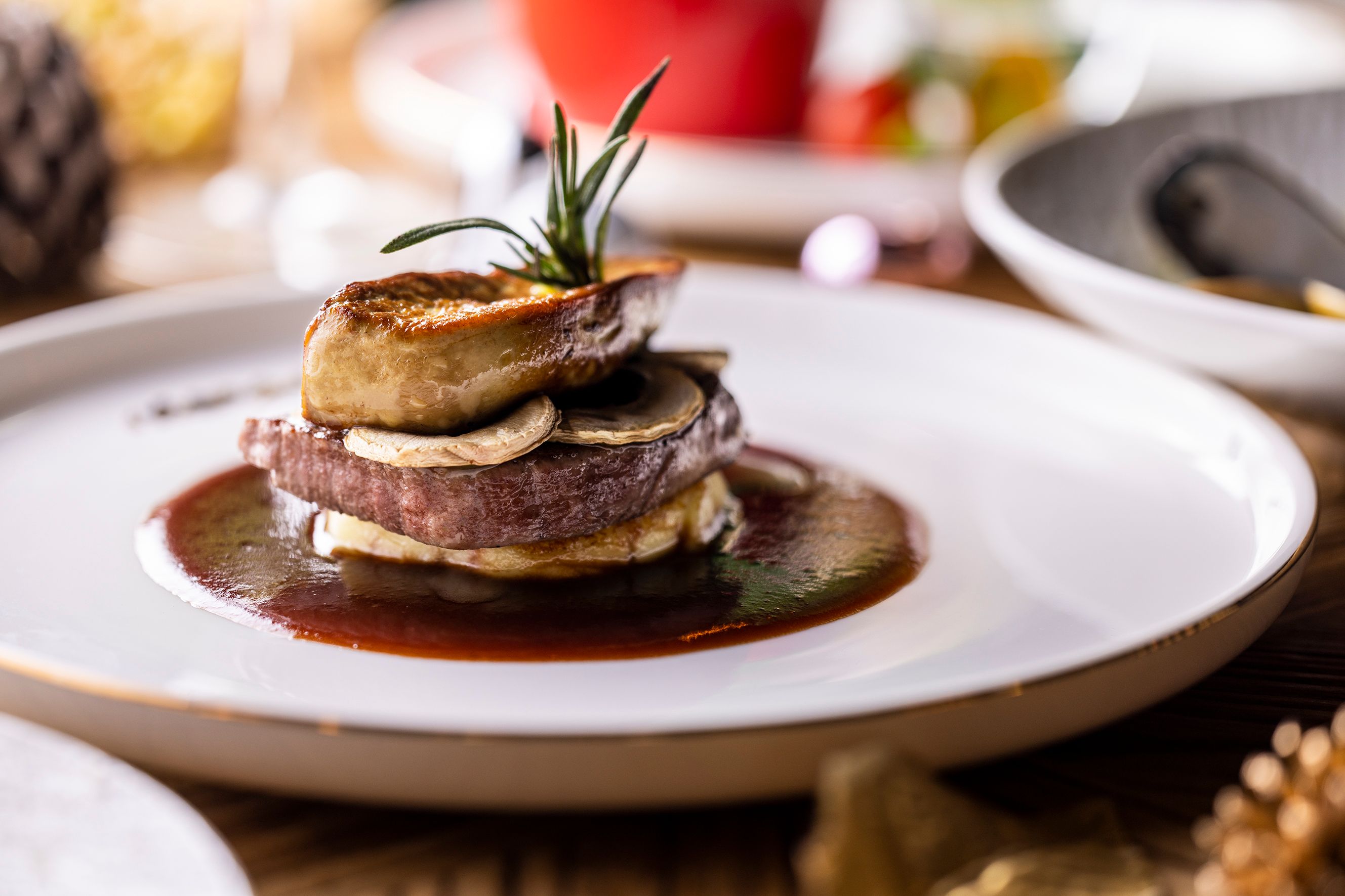 牛搭配香煎鵝肝。