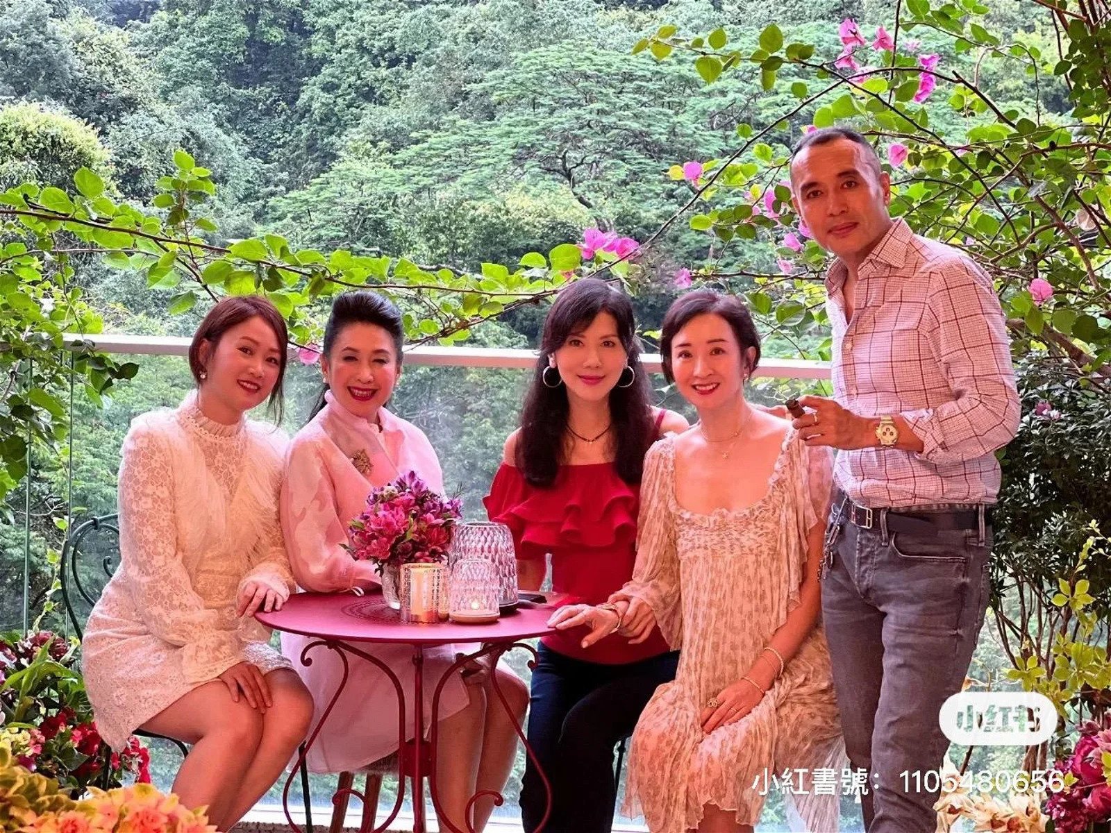 零修圖的梁小冰與平日晒的自拍照有很大分別。