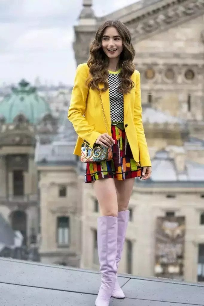 最貴的單品就是在第二季所穿的Vassilis Zoulias黃色外套，價值53,987美元（約$42.1萬港元）。