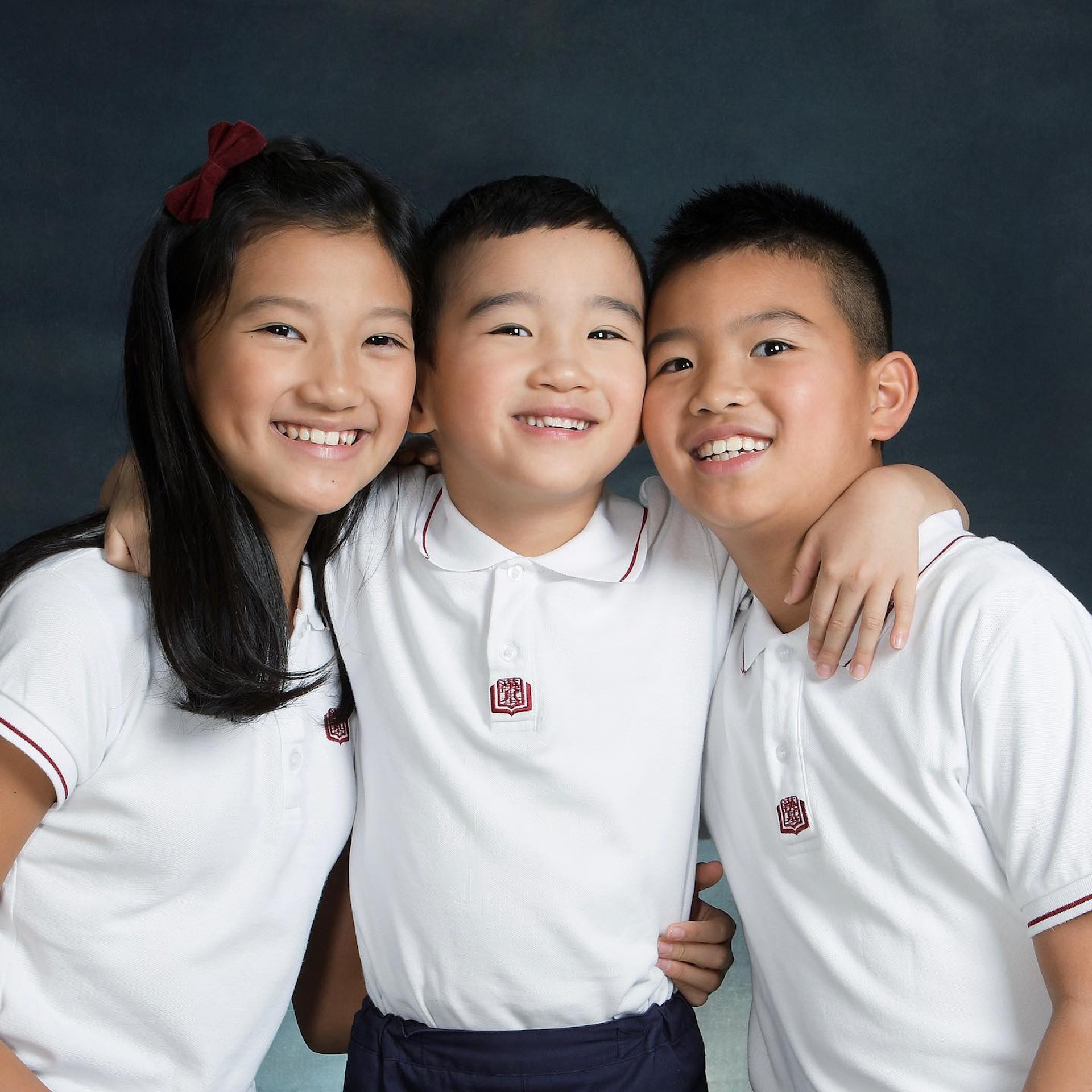 曹敏莉的3個仔女穿著漢基國際學校（Chinese International School，CIS）的校服，是富二代最愛的國際學校。