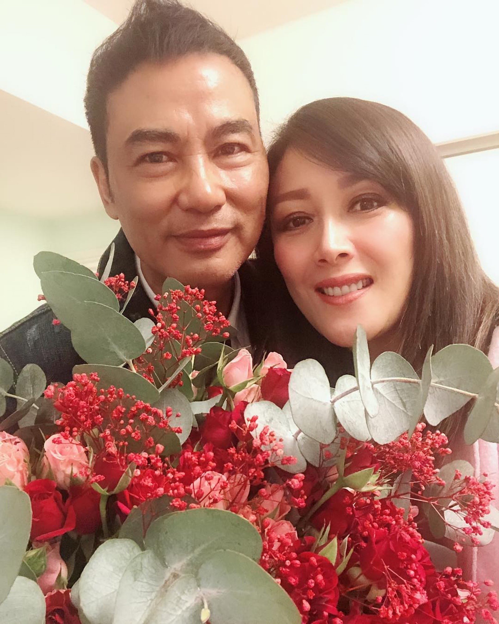 任達華多年來都把老婆捧在手心上,實在是圈中著名的「愛妻號」。
