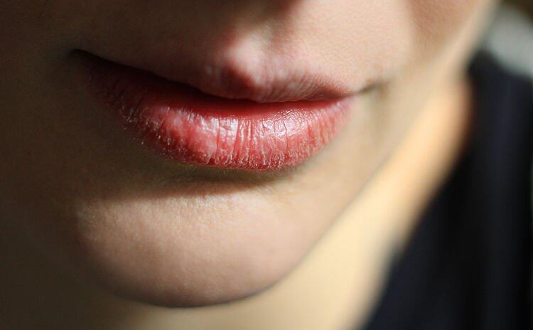 很多人嘴唇起皮時就試圖用手撕走，或是下意識想去舔唇，但這樣做只會越舔越乾！