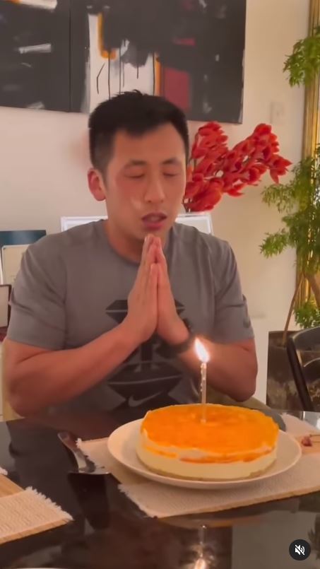 簡簡單單切蛋糕吹蠟燭。