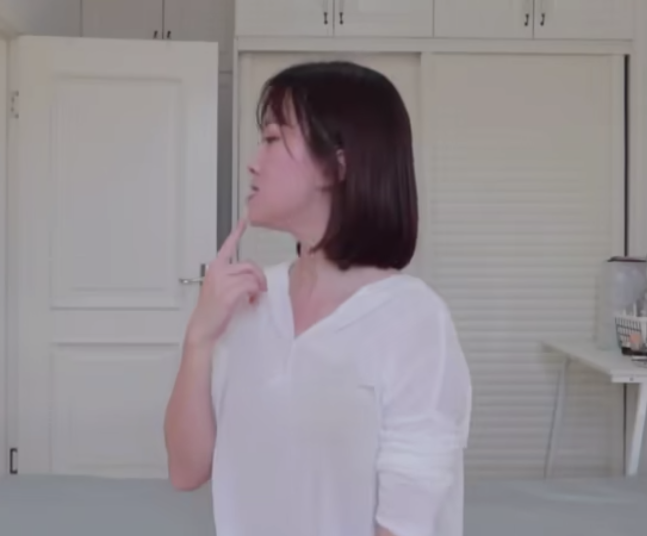 把舌頭往上顎頂,同時保持下巴向上抬。