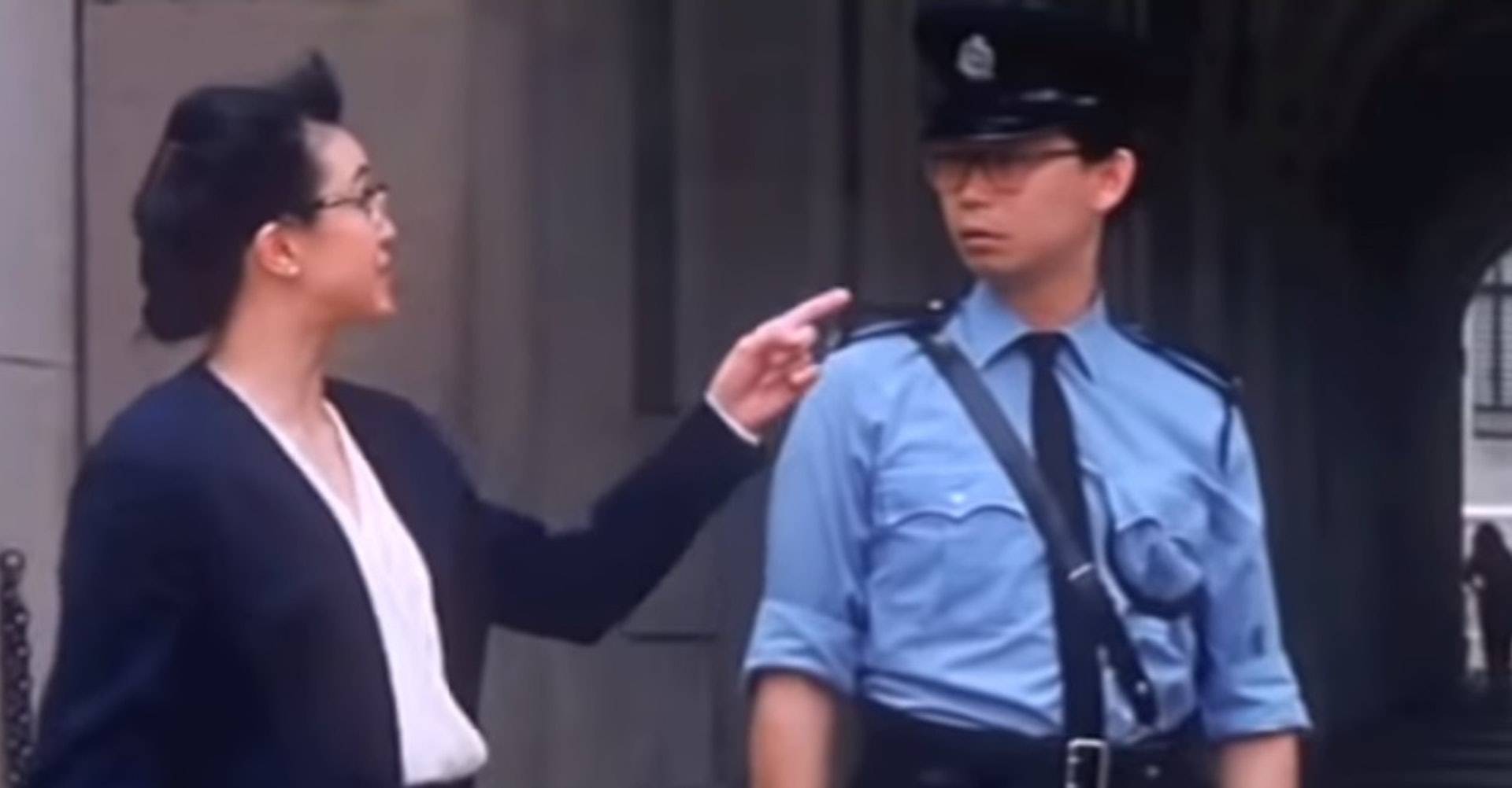 在《古惑大律師》飾演曾為執業大律師的鄭裕玲(Do姐)走上街頭,大叫口號為張律師打氣,結果就被警察質問。