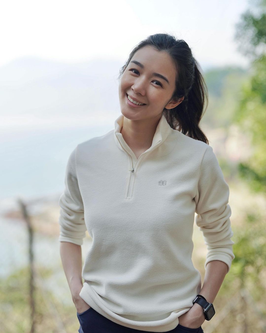 麥明詩經常在社交平台分享自己的穿搭日常，身為明星的她身上不但沒有周身名牌，更是愛用小眾品牌。