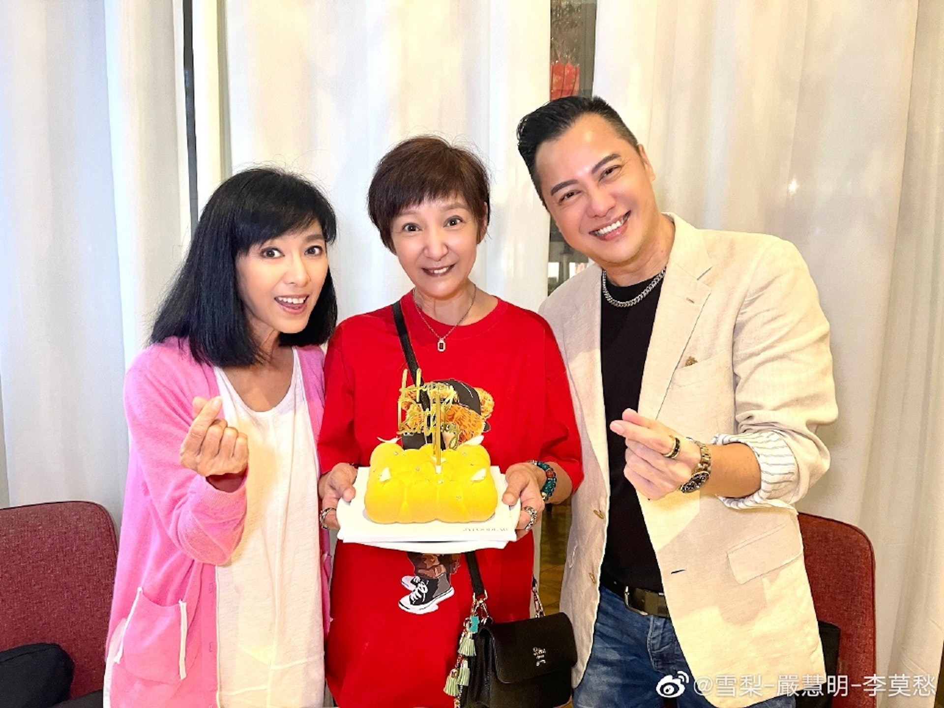 雪梨身穿紅色T恤，打扮喜慶，雖然外貌相比過往消瘦不少，卻依舊顯得很有精神。