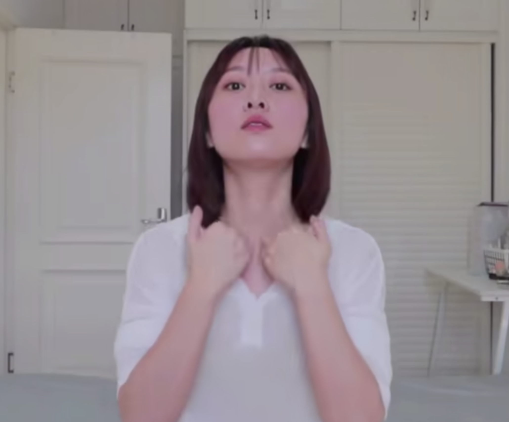 由下巴的位置往鎖骨處用手指的平面處上而下按摩