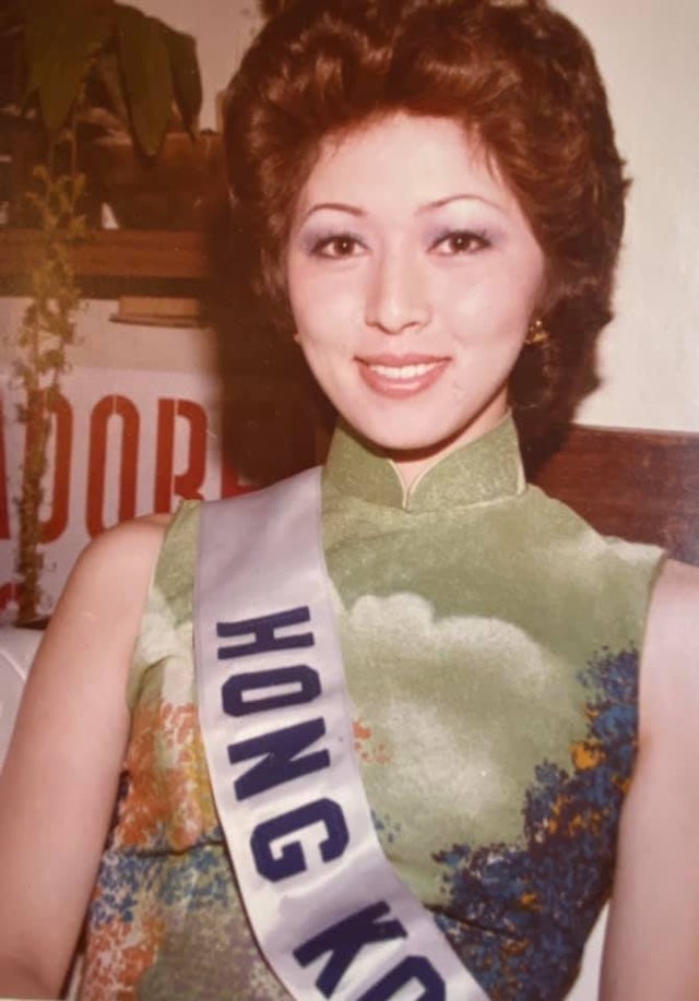 1975年張瑪莉在朋友的鼓勵下，參選香港小姐並榮獲冠軍。